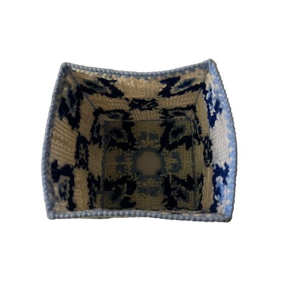 Plastic Canvas Needlepoint Tissue Box Covert Handmade Vintage  Delft Design - Picture 3 of 6